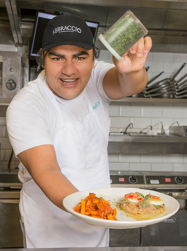 Cozinheiro do Abbraccio segurando um prato